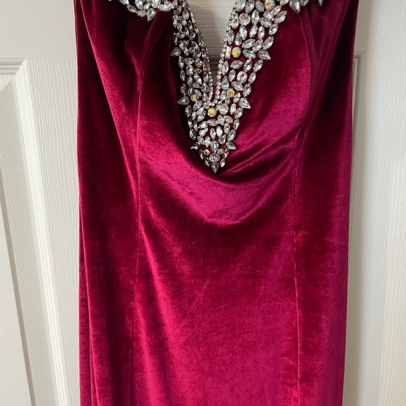 Velvet red gown - Picture 2 of 4